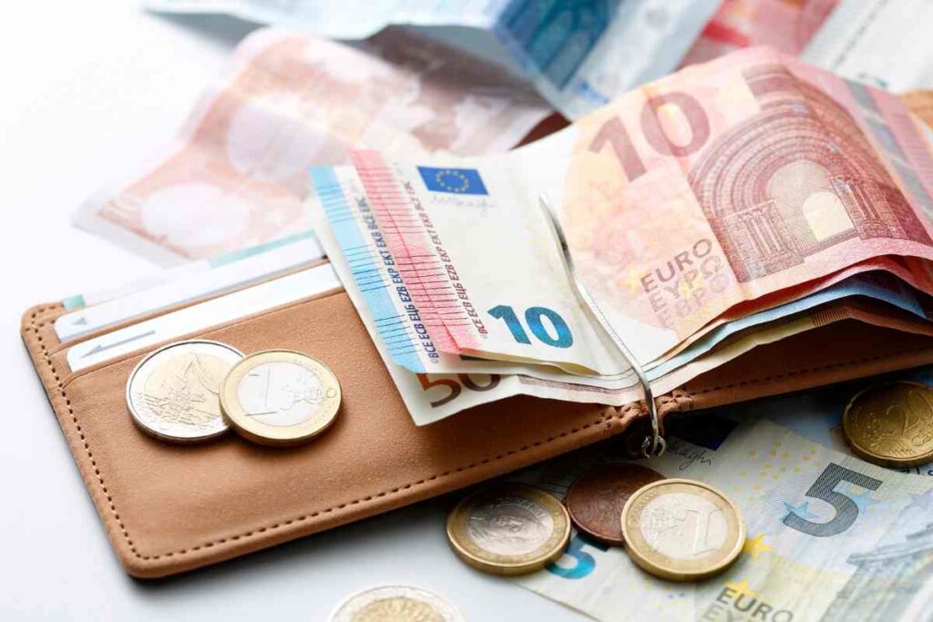 Se hai più di 63 anni puoi richiedere fino a 1.500 euro