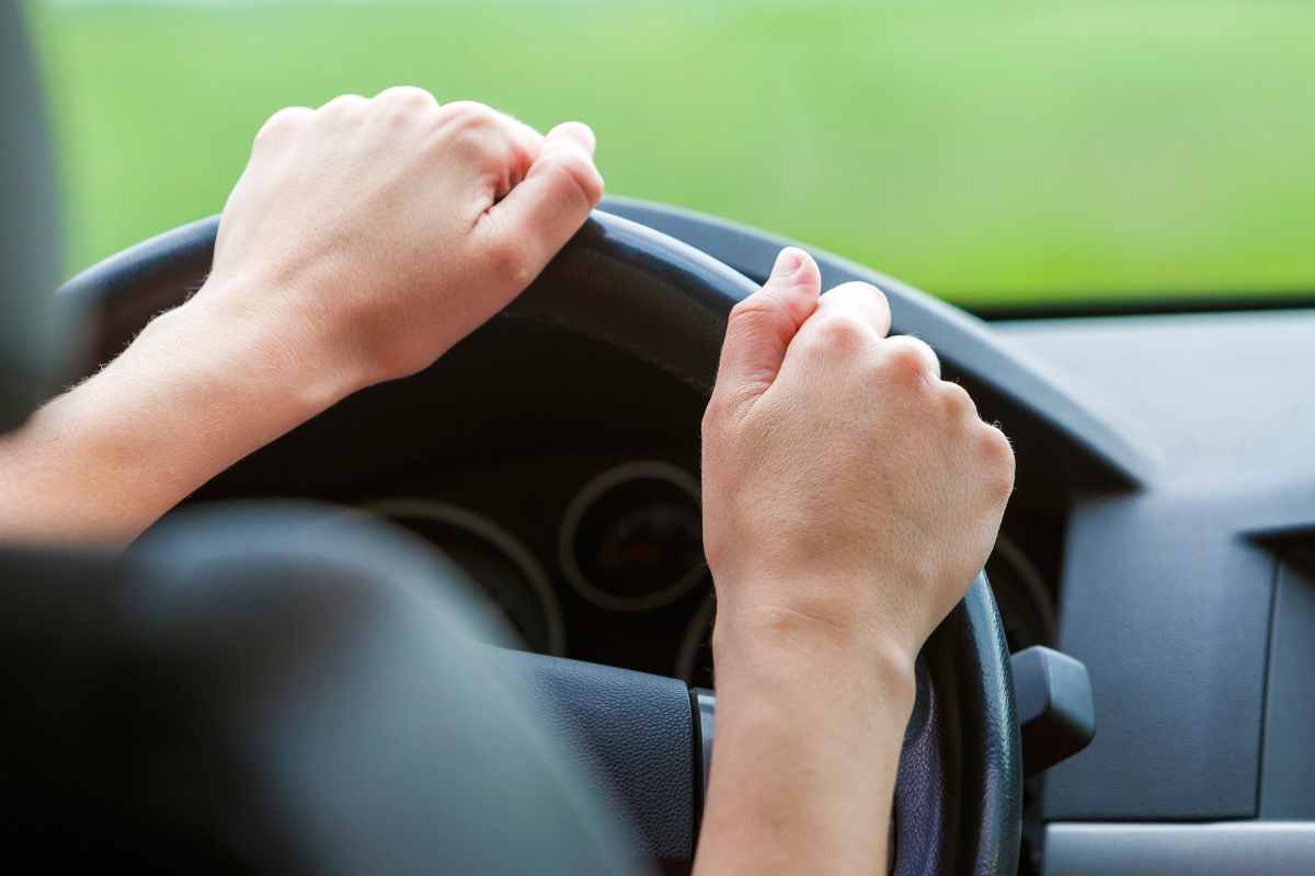 Tachipirina e Oki, si può guidare dopo averli presi? Con questi farmaci rischi il ritiro della patente