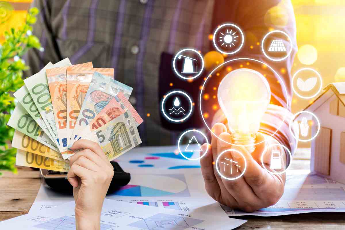 energia bollette euro in mano