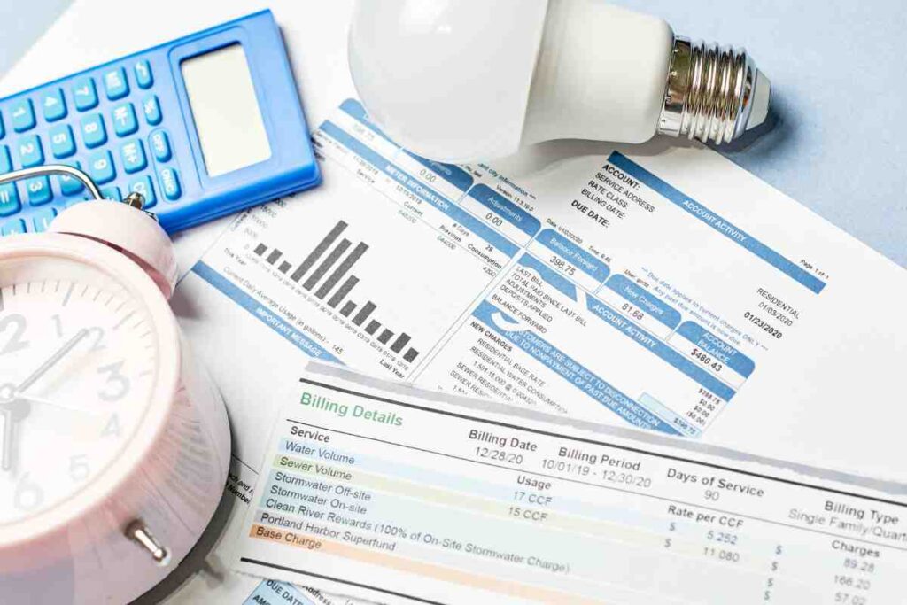 Bollette dimezzate, più di 300 euro di sconto nei prossimi mesi