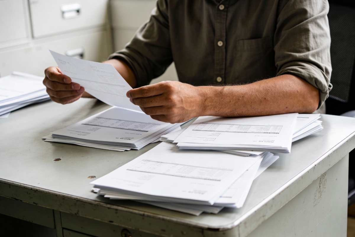 Uomo documenti fiscali