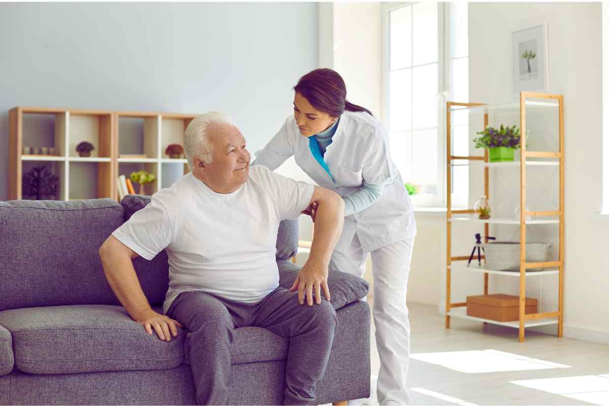 Decesso dell'assistito, dove va la badante: cosa dice la legge